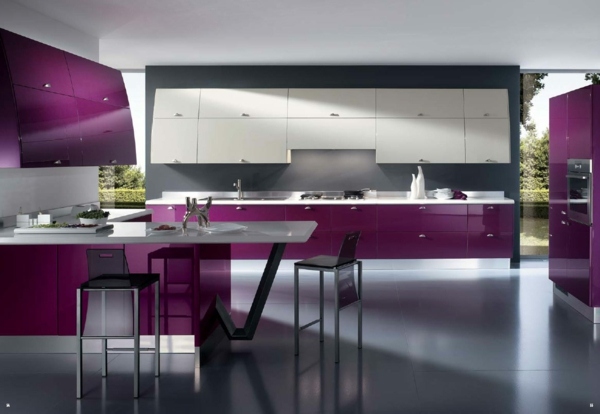 dunkle-farbtöne-violette-küche