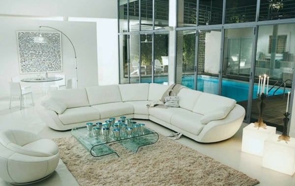 elegante-weiße-Sofas-Wohnzimmer