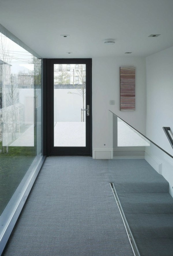 moderne Glasfassade - grauen Bodenbelag