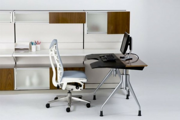 ergonomischer-Stuhl-weiße-Büromöbel-bequemer-Schreibtisch