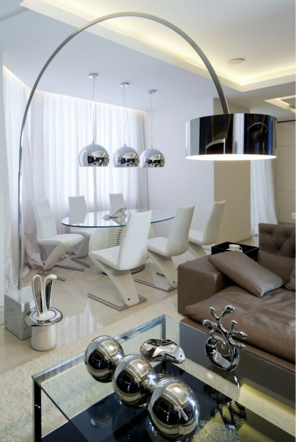essbereich in weiß im luxuriösen apartment