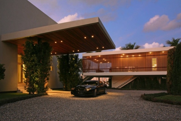 exklusive-luxusvilla-miami-weiße-fassade