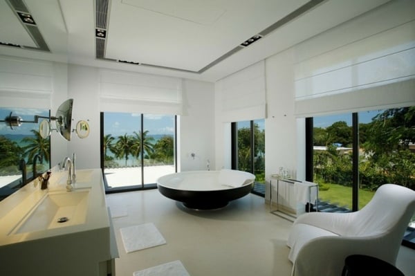 exotisches Design - weißes Bad