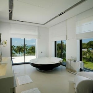 exotisches Design - weißes Bad
