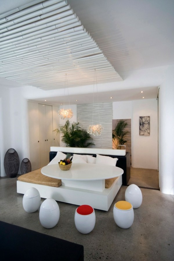 exotisches-schlafzimmer-design-weiße-villa-bali