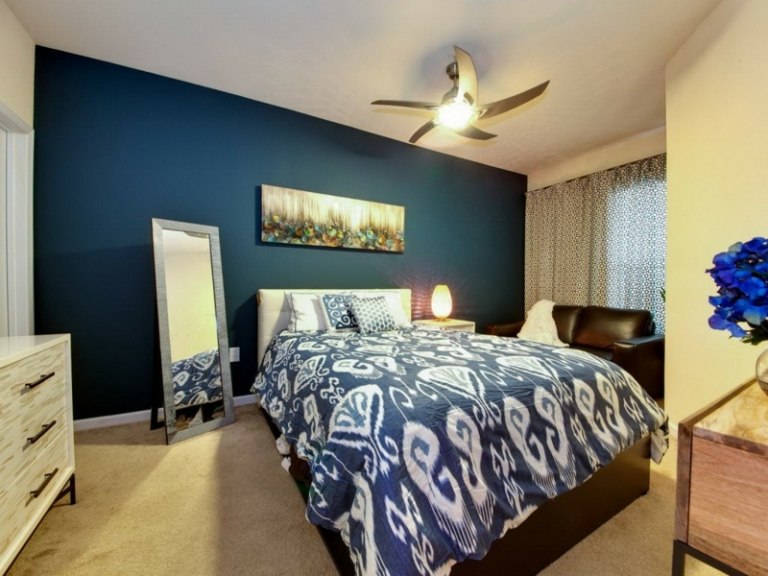 farben für schlafzimmer akzentwand dunkelblau gelb pastell