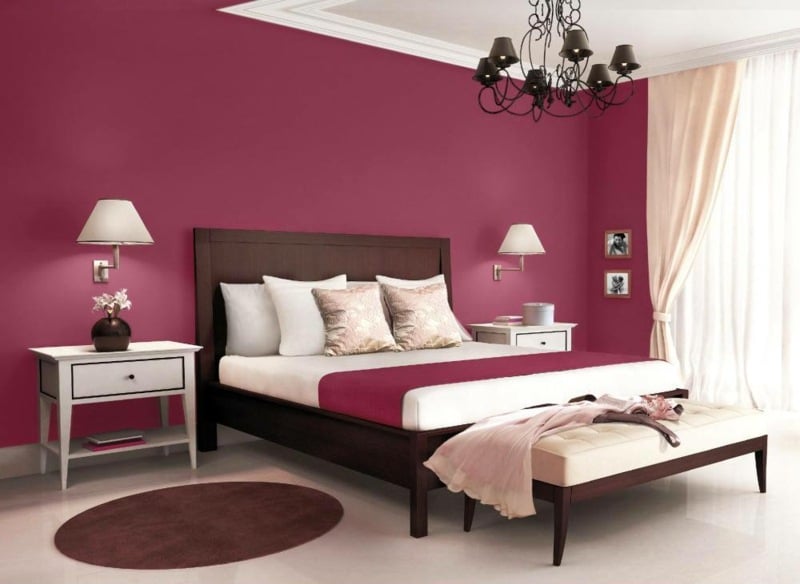 farben für schlafzimmer purpur idee dunkel holz bett beistelltisch