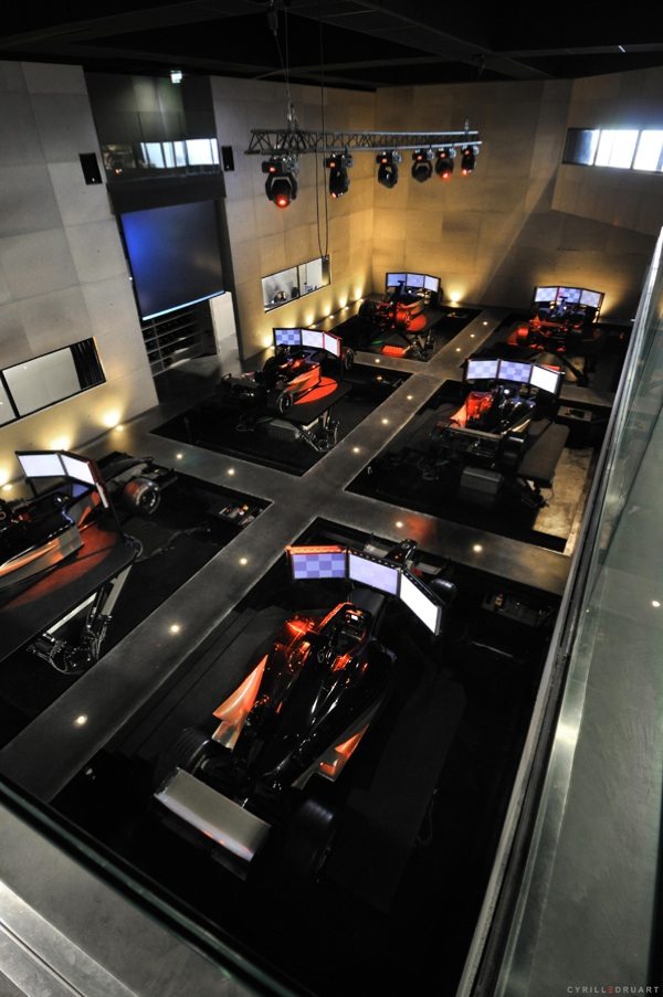 futuristisches Design - Motorrennen Simulator