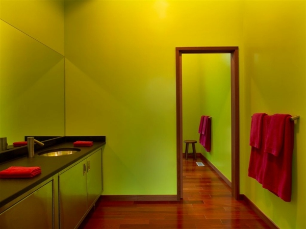 interessante grün-gelbe Wand im Badezimmer
