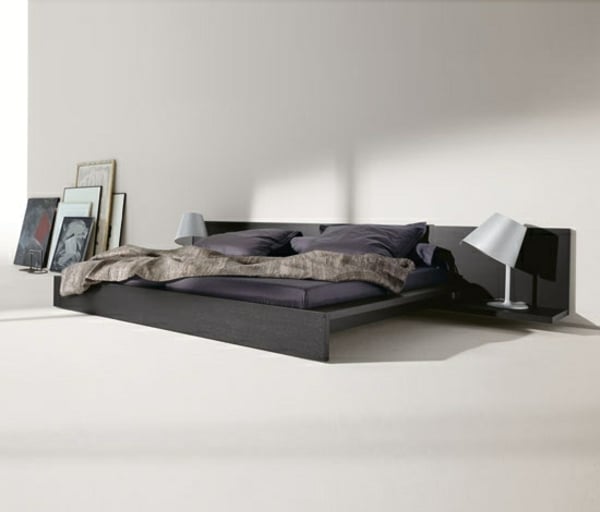 graues-Schlafzimmer-großes-Doppelbett