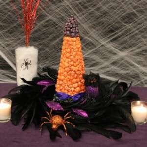 gruseligen halloween dekorationen hexe hut popcorn idee bonbons federn tischdeko