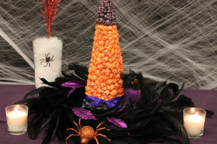 gruseligen halloween dekorationen hexe hut popcorn idee bonbons federn tischdeko