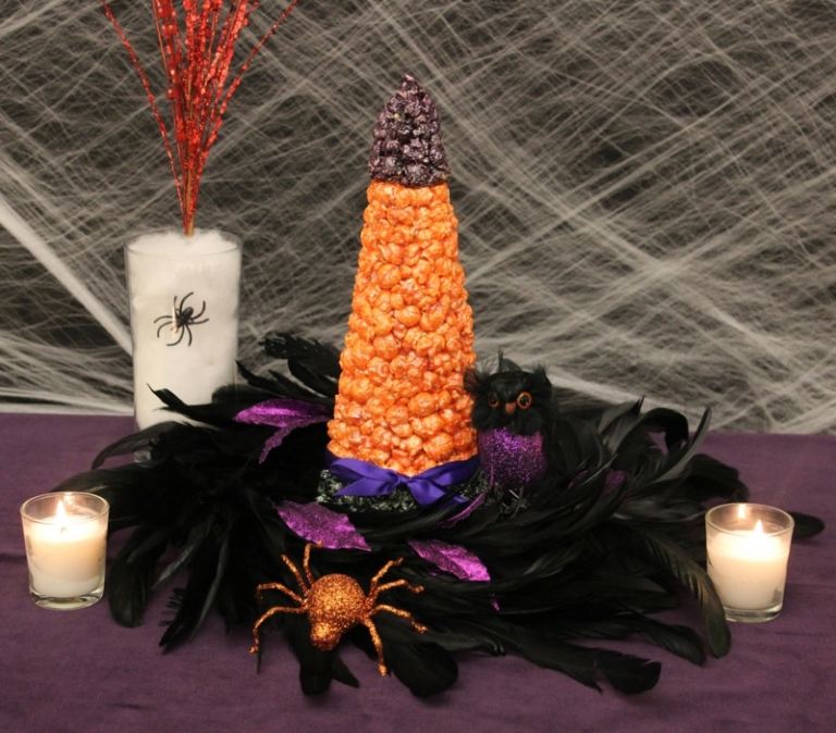gruseligen halloween dekorationen hexe hut popcorn idee bonbons federn tischdeko