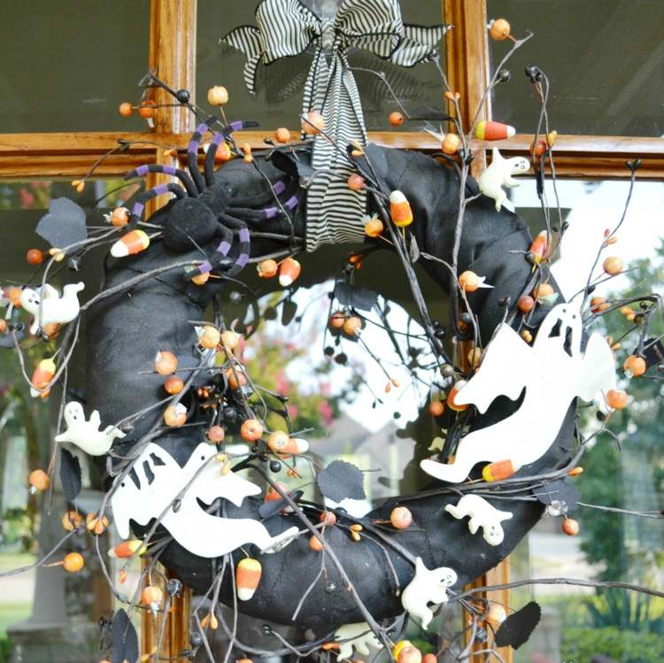 gruseligen halloween dekorationen kranz gespenster beeren zweige schwarz
