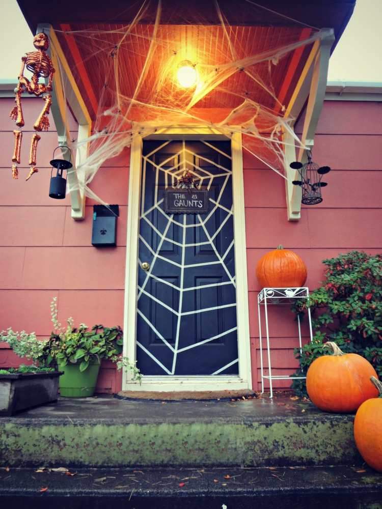 gruseligen halloween dekorationen tuer spinnennetz kuerbisse skelett lampe
