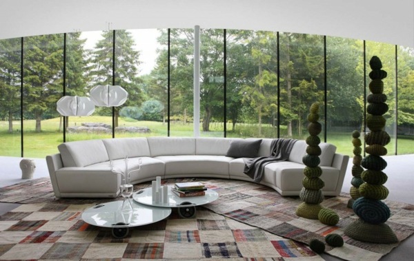 halbrundes-Sofa-grüne-Dekoration-Wohnzimmer