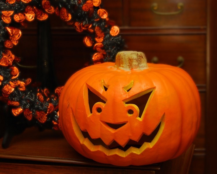 halloween-party-deko-geschnitzte-kuerbisse-boese-gesichter