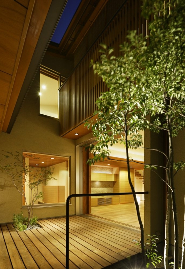 magische Beleuchtung von japanischer Hausarchitektur