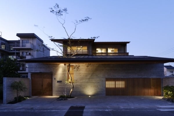 japanische Hausarchitektur in der Nacht