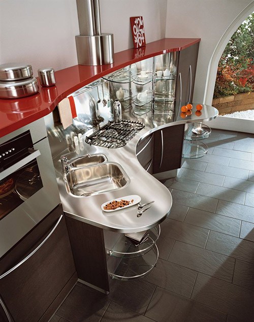 kompakte Küche von Snaidero - rot und Stahl