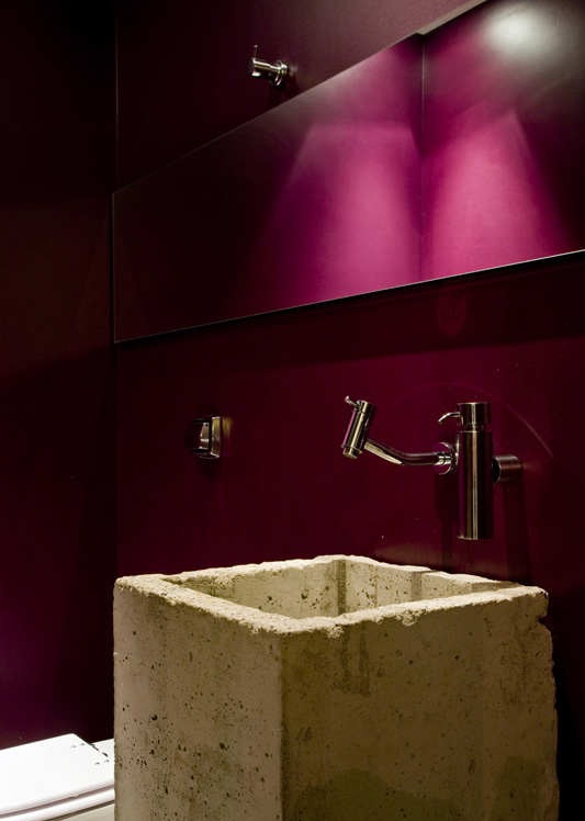 lila farbiges Badezimmerdesign
