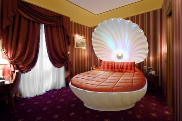 luxuriöses-schlafzimmer-mit-muschel-bett
