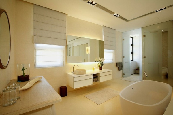 luxuriöses weißes Badezimmer Design