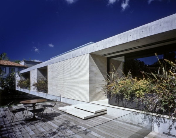 luxuriöses-minimalistisches-haus-terrasse