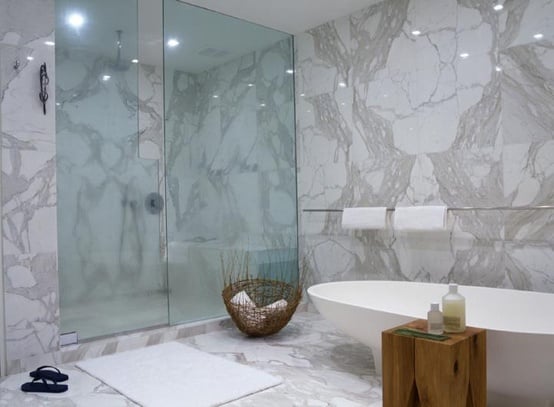 marmor-badezimmerwände