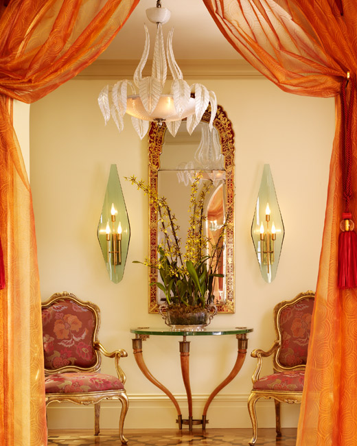 marokkanischer-stil-glanzvolle-möbel-drapierte-gardinen