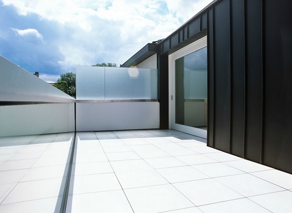 minimalistische terrasse mit fliesen