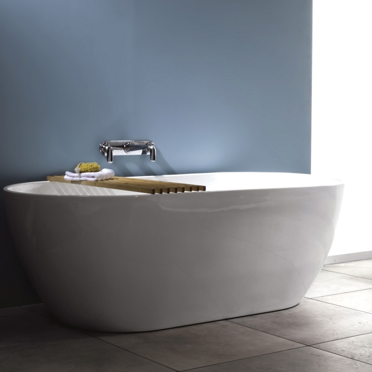 minimalistischem-design-badezimmer-freistehende-badewanne-weiss-wandfarbe-boden-grau-hell