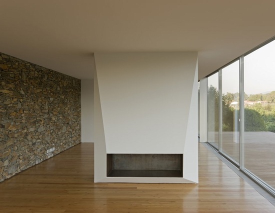 minimalistisches-Haus-Kamin-Wohnzimmer