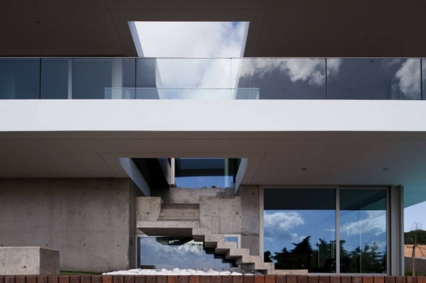 modernes minimalistisches spannendes Haus- Außentreppe