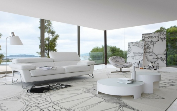 minimalistisches-Wohnzimmer-weißes-Sofa-Wandmalerei
