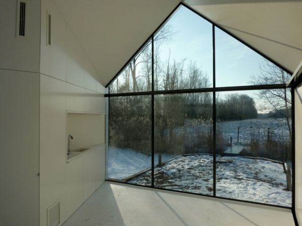 minimalistisches kleines haus- große glasfenster