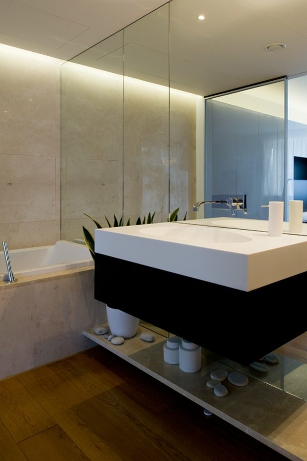 minimalistisches-modernes-schwarz-weißes-Badezimmer