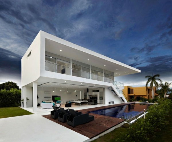 minimalistisches weißes Ferienhaus