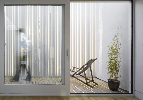 moderne Glastür im minimalistischen Haus