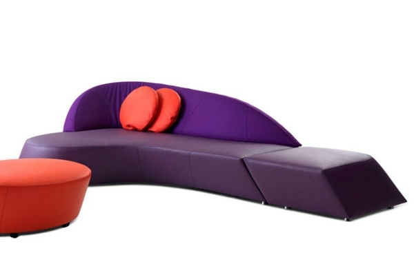 stilvolles Möbeldesign-lila Sofa mit roten Kissen