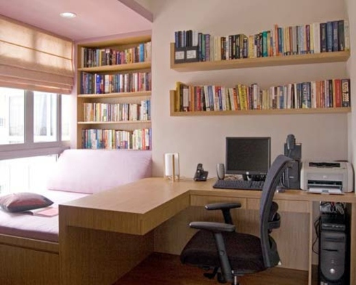 rosa Schlafzimmer mit elegantem Holzbüro