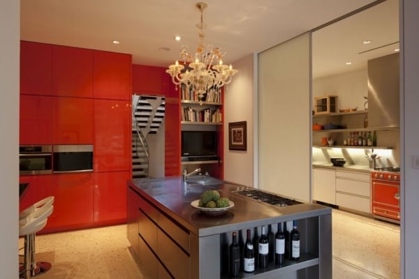 elegante Küche - roter Schrank