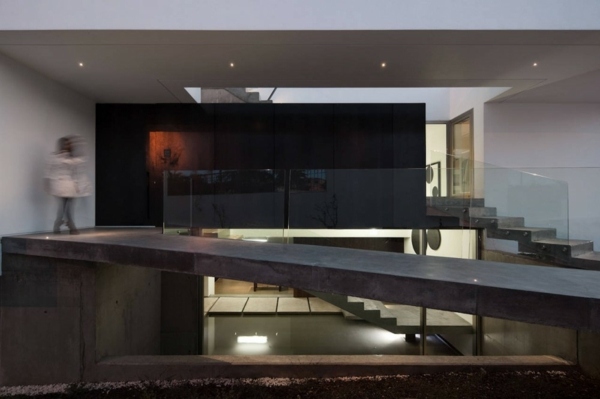 elegante Inneneinrichtung im minimalistischen Haus