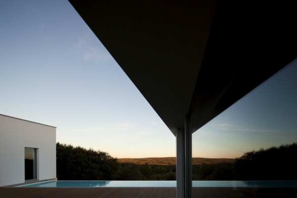 moderne-weiße-Fassade-minimalistische-Archtiektur