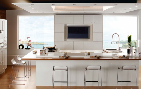 moderne-weiße-Küche-Holztisch