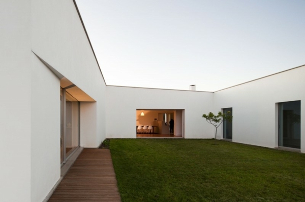 moderner-Innenhof-minimalistische-Architektur