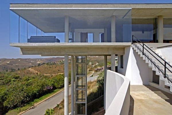 modernes-Hausdesign-Glasfassade-Granitboden