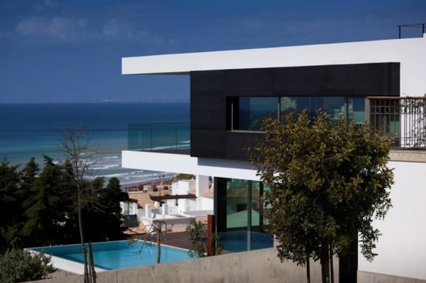 minimalistisches spannendes Hausdesign-Fassade und Pool