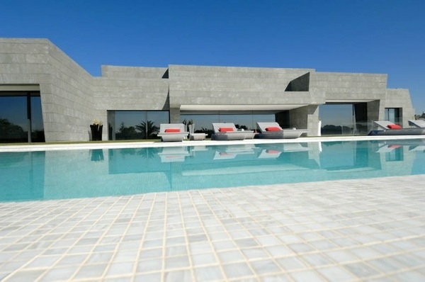 moderner Pool - minimalistisches Haus