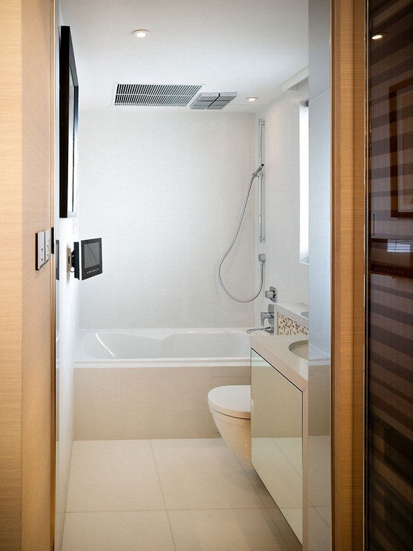 modernes-weißes-Badezimmer